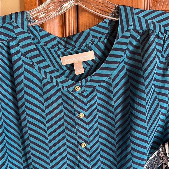 2 Women’s Banana Republic Silk Chevron Blouses, size XL - Picture 2 of 8